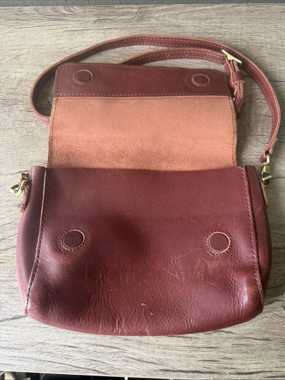 Portland Leather Women’s Rust Brown Leather Crossbody - Picture 4 of 9